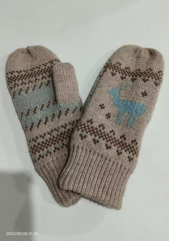Paire de moufles tricotées beige avec renne bleu et motif géométrique Fair Isle marron