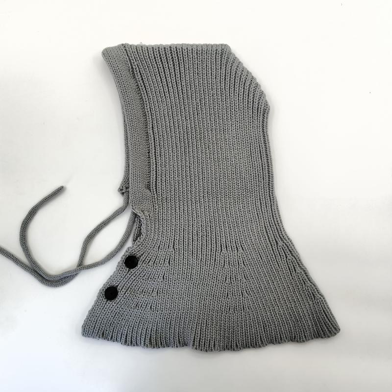 Cagoule grise en maille côtelée avec cordons de serrage et boutons noirs