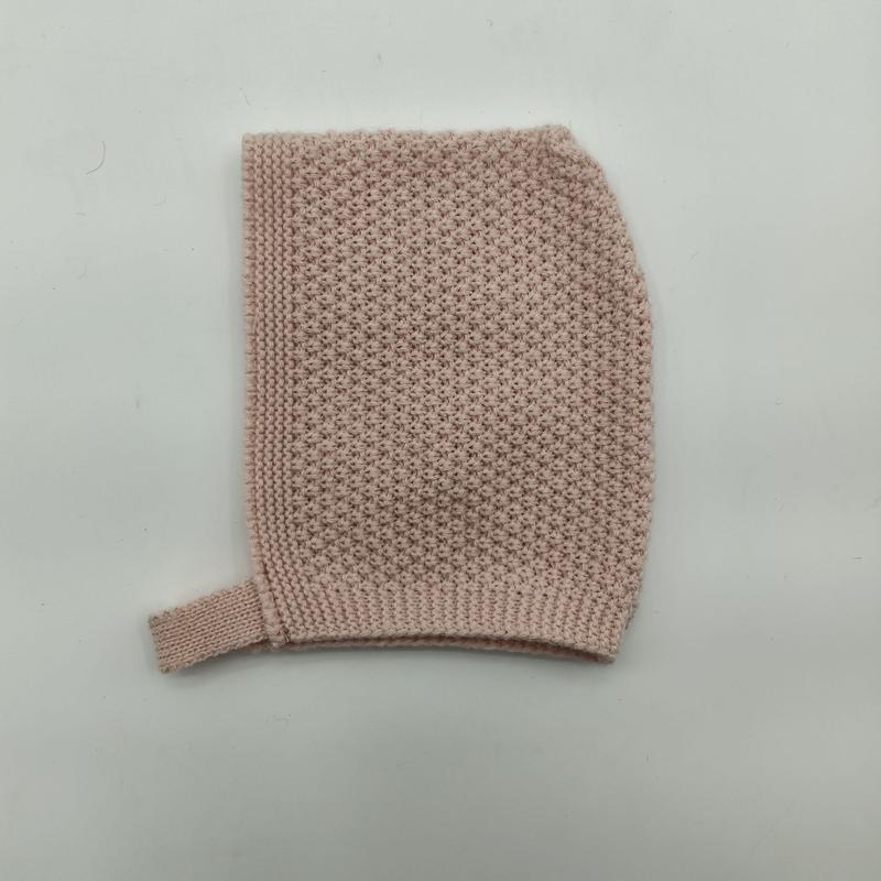 Bonnet bébé rose pastel en tricot point de riz avec jugulaire côtelée