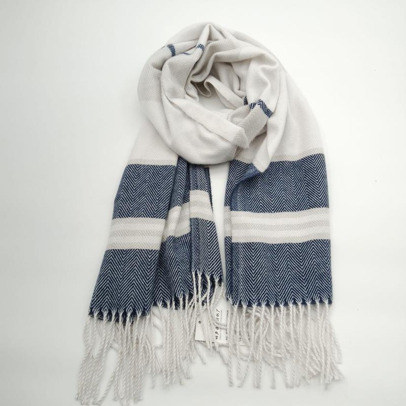 Écharpe tissée motif chevron bleu marine et crème avec larges rayures et franges décoratives