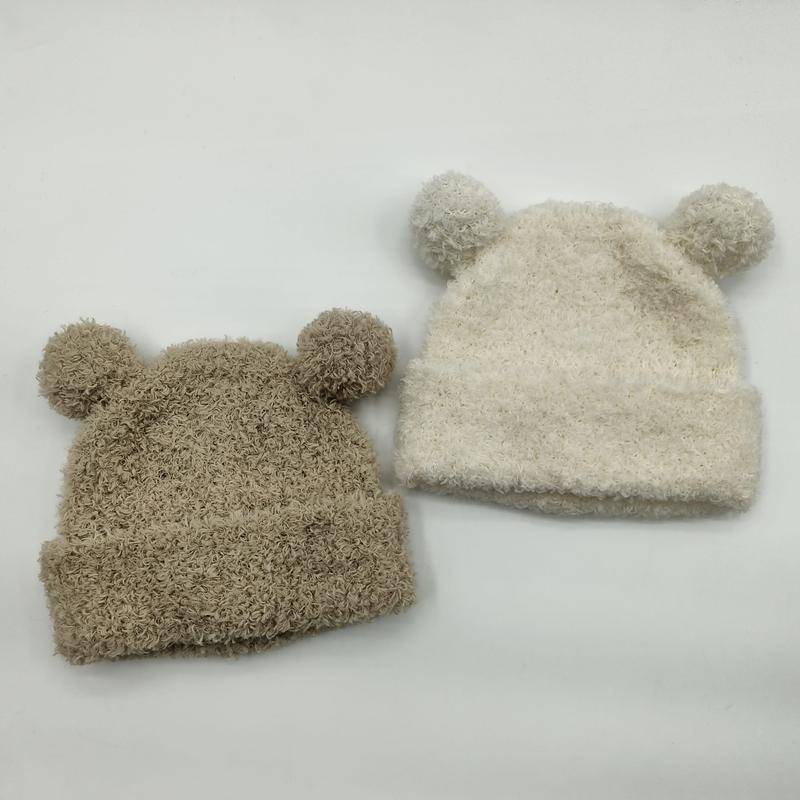 Deux bonnets duveteux bébé avec oreilles d'ours et pompons en beige et crème