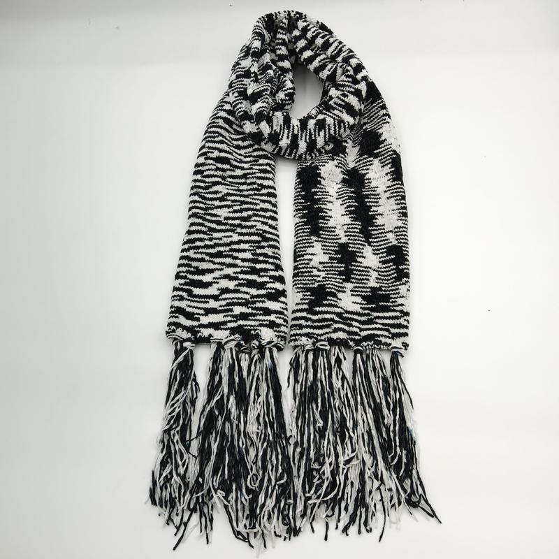 Écharpe chunky noire et blanche à rayures zèbre graphiques avec longues franges bohème