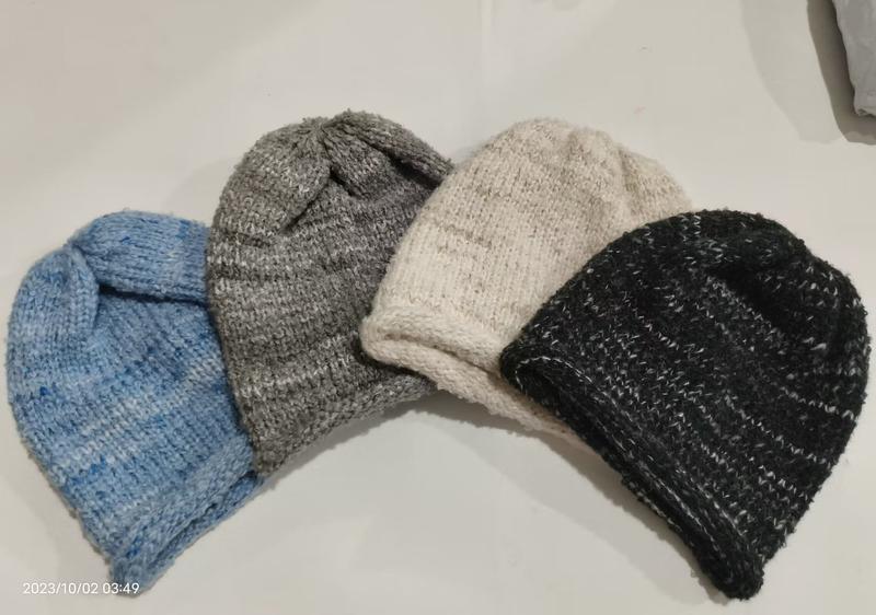 Quatre bonnets tricotés main en laine bleu