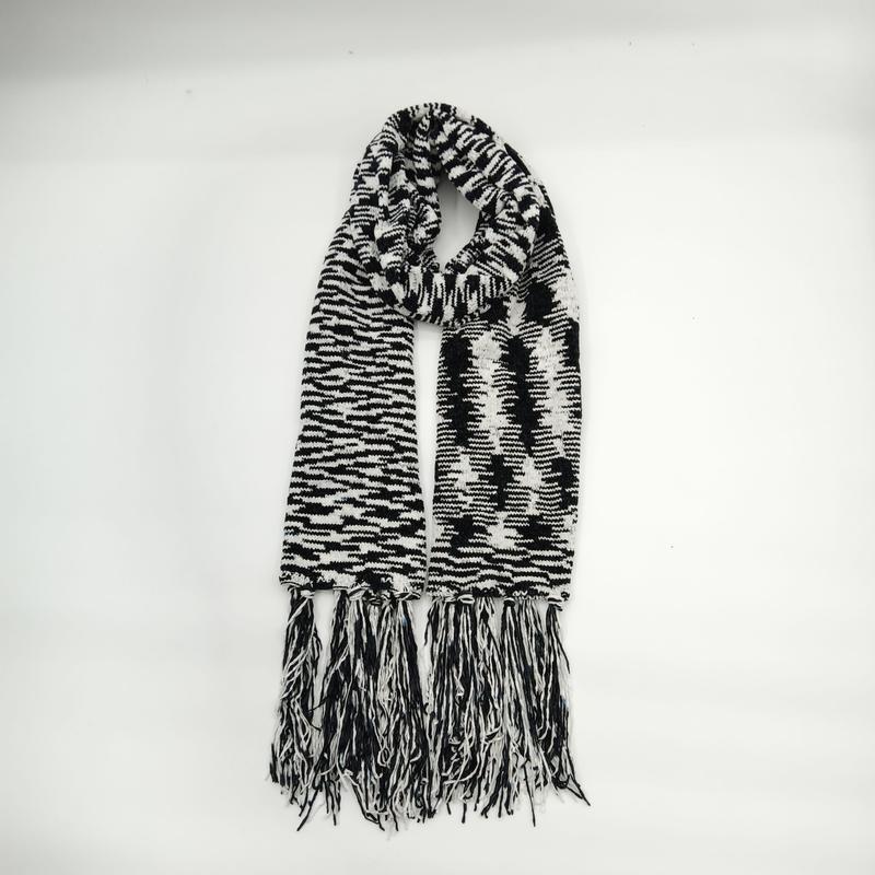 Écharpe tricot en motif pied-de-poule noir et blanc avec franges mélangées