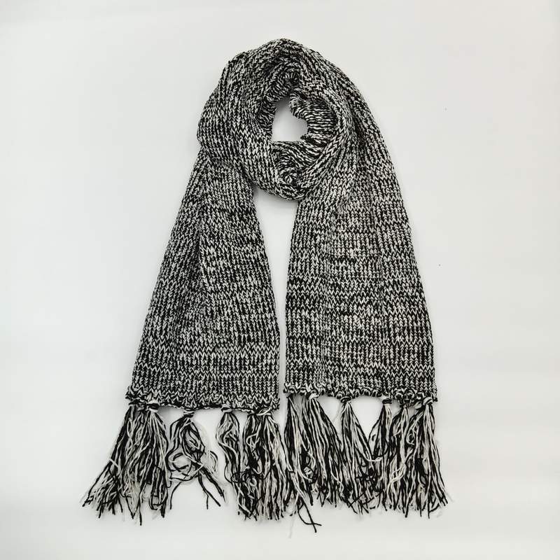 Écharpe hivernale en grosse maille chinée noir et blanc