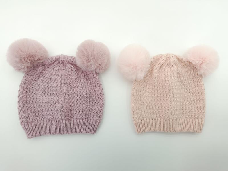 Deux bonnets tricotés hiver à double pompon fausse fourrure