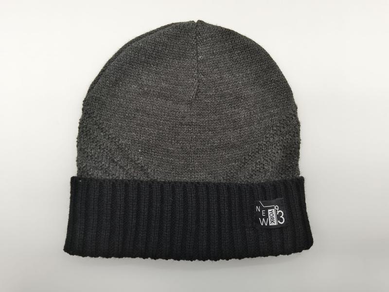 Bonnet tricoté gris à revers noir côtelé avec étiquette tissée New York 93