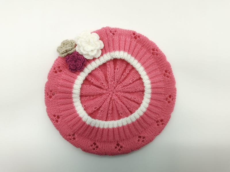 Béret rose en tricot avec rayure circulaire blanche