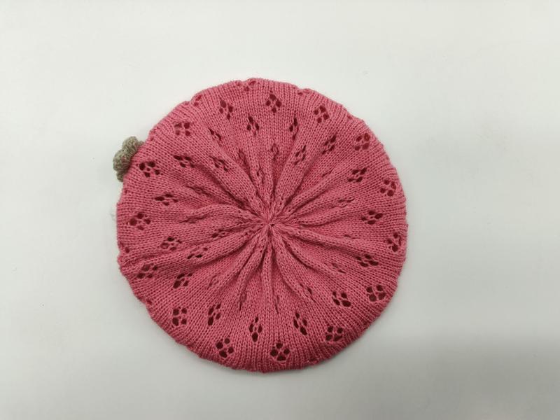 Béret rose en maille plate avec motif dentelle ajourée rayonnant et petit pompon camel