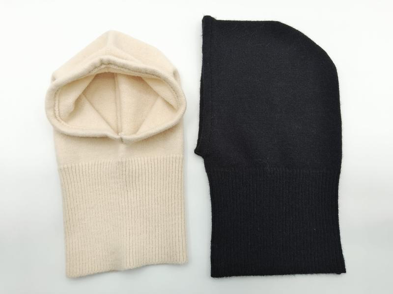 Deux cagoules en tricot cachemire sur fond blanc