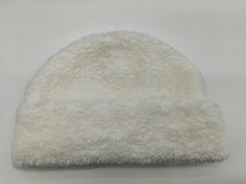Bonnet sherpa fleece blanc ivoire à texture bouclée façon mouton teddy