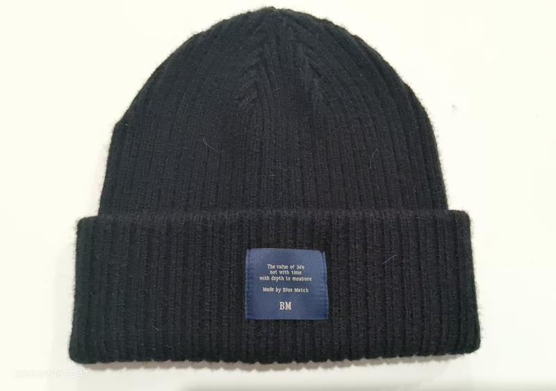 Bonnet tricoté noir côtes avec revers plié et étiquette tissée bleue