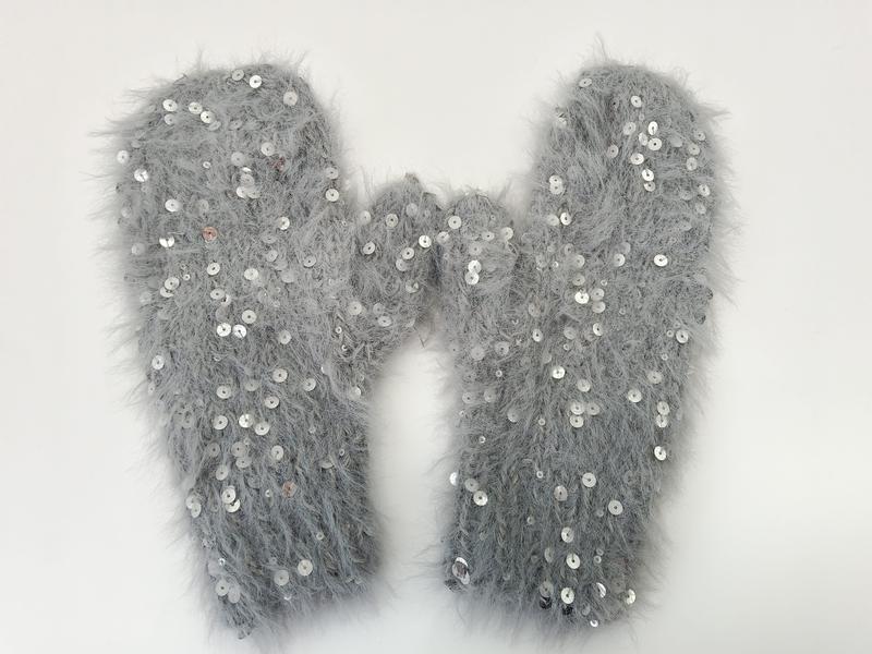 Paire de moufles en laine eyelash grise avec sequins argentés brillants