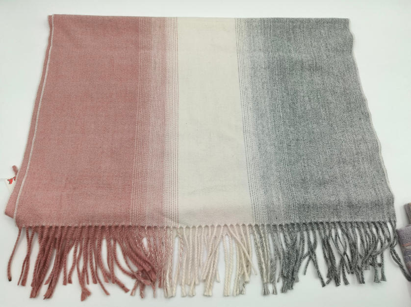 Écharpe tissée douce à rayures ombré en rose poudré