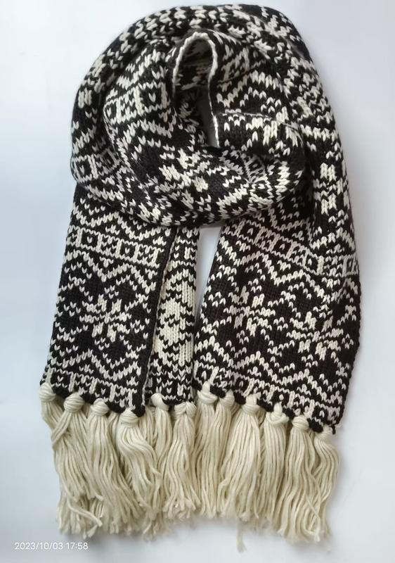 Écharpe laine jacquard flocon géométrique bicolore noir blanc avec bouts à franges nouées