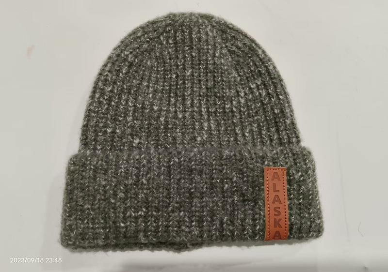 Bonnet côtelé gris chiné avec patch cuir Alaska marron sur le revers plié