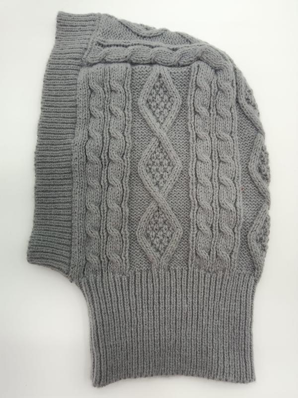 Cagoule grise en tricot câble avec motif losange et torsades