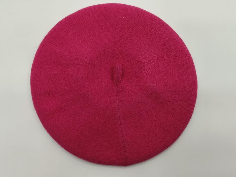 Béret rose vif en maille fine posé à plat