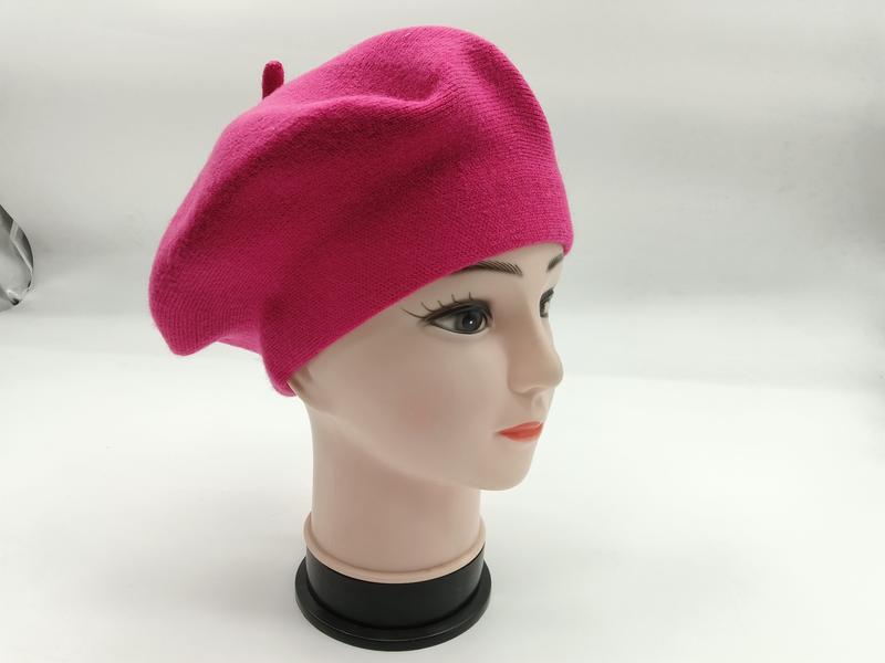 Béret rose framboise style français sur tête de mannequin féminin
