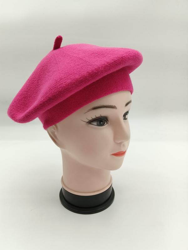 Béret rose en tricot laine sur mannequin