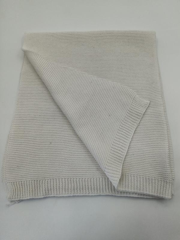 Plaid coton grosse maille crème plié avec bordures côtelées