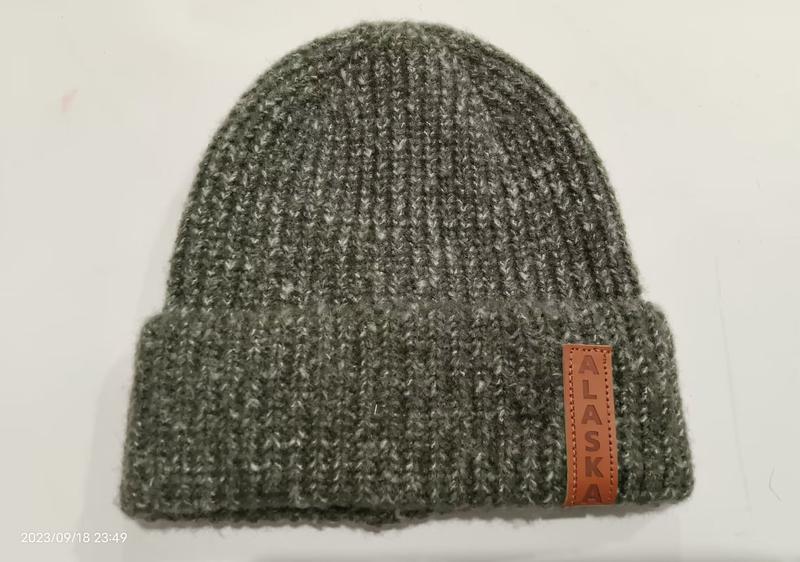 Bonnet vert kaki en grosse maille côtelée avec revers et patch cuir Alaska