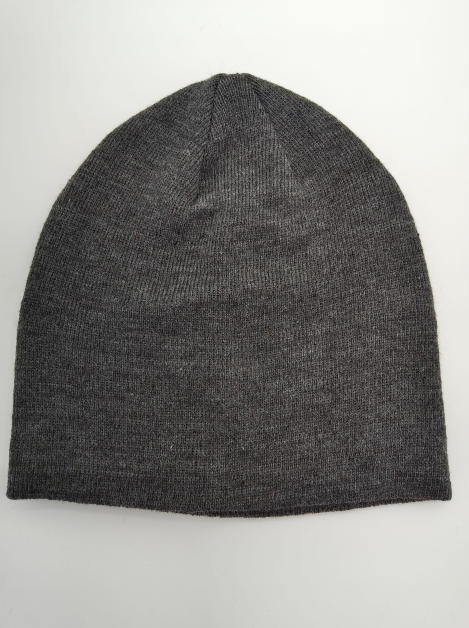 Bonnet gris anthracite slouchy en tricot fin posé à plat sur fond blanc