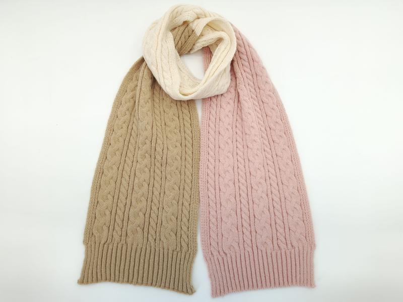 Écharpe torsadée beige et rose extrémités formant boucle centrale crème