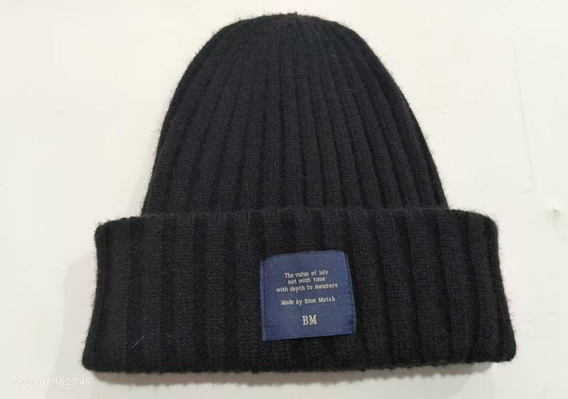 Bonnet noir en maille côtelée avec large revers et étiquette bleue