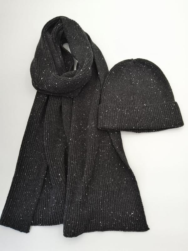 Bonnet et écharpe en maille côtelée anthracite avec fils chinés blancs