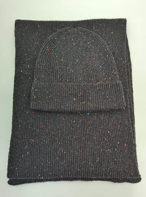 Bonnet et écharpe tricotés gris foncé avec touches colorées confetti