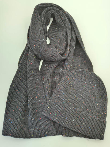 Écharpe et bonnet tricotés en maille gris clair avec détails chinés multicolores sur fond blanc