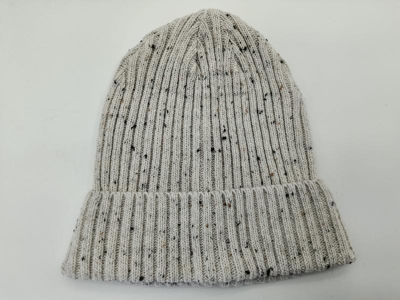 Bonnet en maille côtelée gris clair avec motif tweed chiné et revers replié