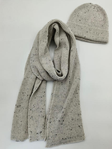 Écharpe et bonnet en maille côtelée gris clair avec détails chinés foncés