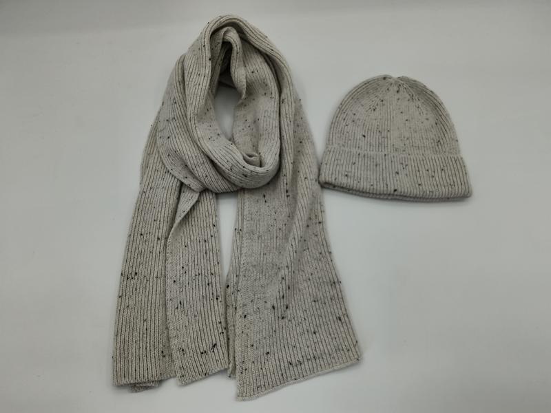 Écharpe et bonnet en maille côtelée gris pâle avec motif chiné foncé