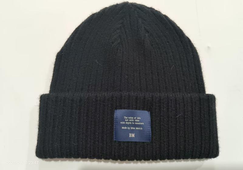 Bonnet noir côtelé avec revers et patch tissé