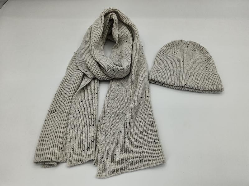 Set bonnet écharpe en maille gris clair avec fils chinés contrastés
