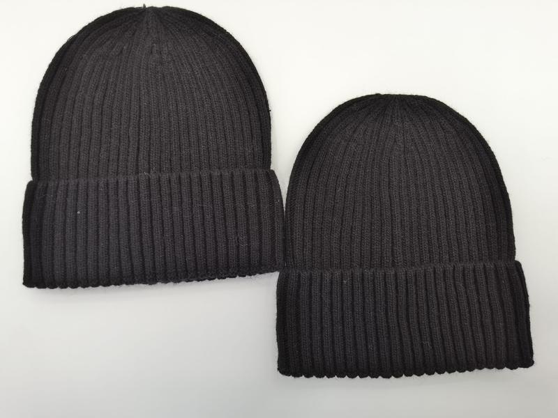 Deux bonnets en maille côtelée noire avec revers replié