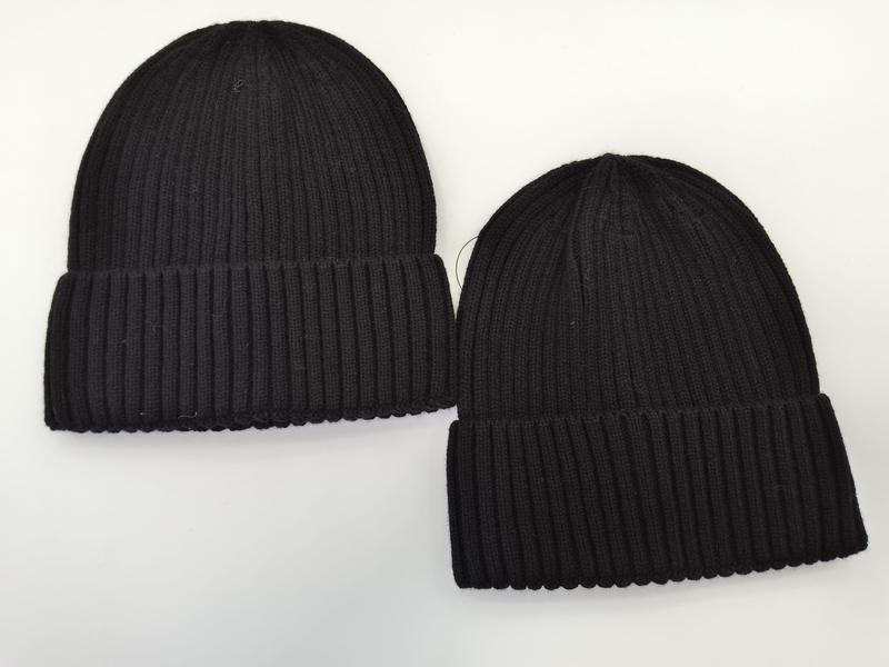 Deux bonnets noirs en maille côtelée avec revers