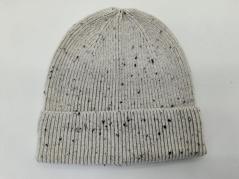 Bonnet en maille gris clair avec motif chiné noir et revers côtelé rabattu