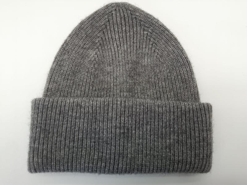 Bonnet en maille côtelée gris chiné avec grand revers replié