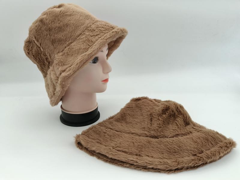 Bob en fausse fourrure camel moelleux porté sur tête de mannequin et posé à plat