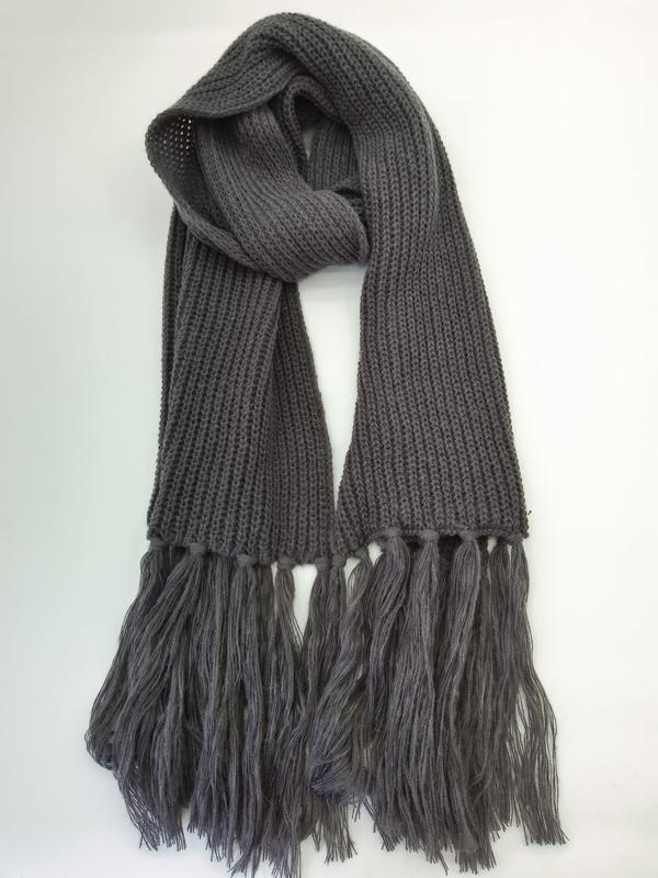 Écharpe en grosse maille côtelée gris anthracite avec longues franges nouées aux extrémités