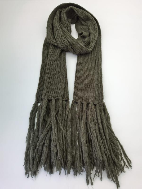 Écharpe en maille côtelée vert olive avec longues franges torsadées aux deux extrémités