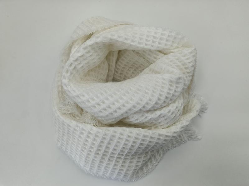 Écharpe blanche en maille gauffrée ajourée avec franges