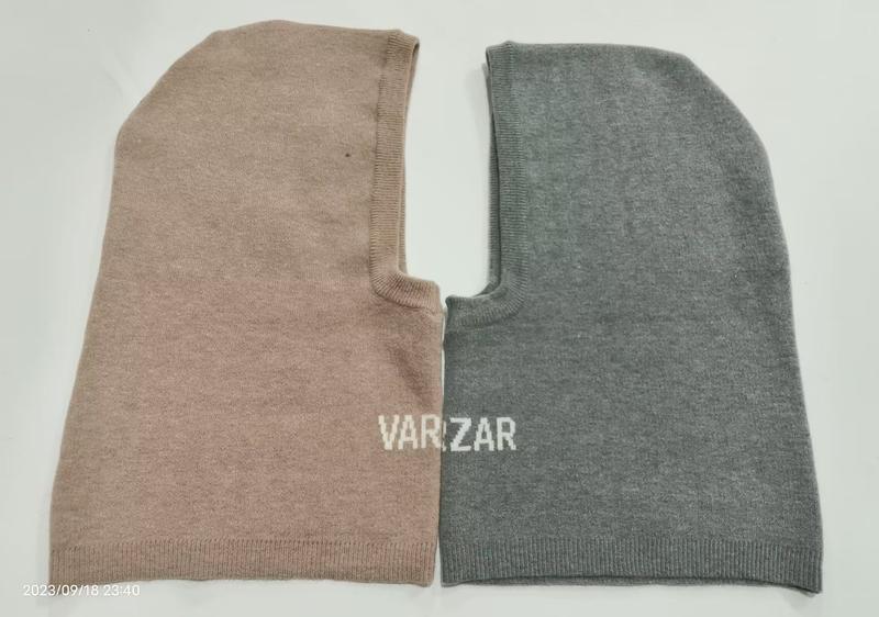 Deux cagoules tricotées beige et grise à ouverture visage