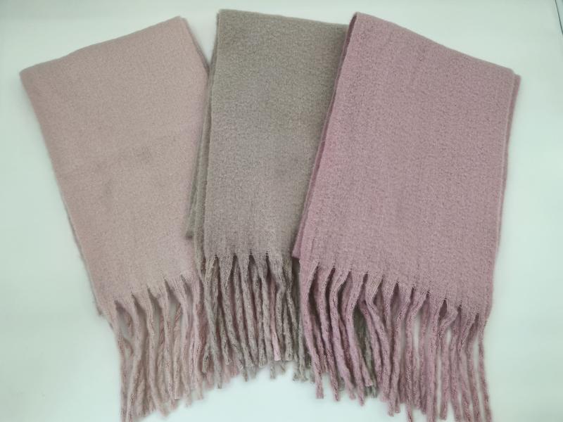 Trois écharpes en laine bouclette avec franges en rose poudré