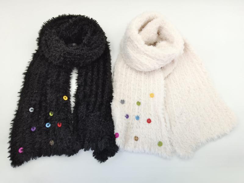 Duo d'écharpes moelleuses noir et crème ornées de boutons multicolores décoratifs