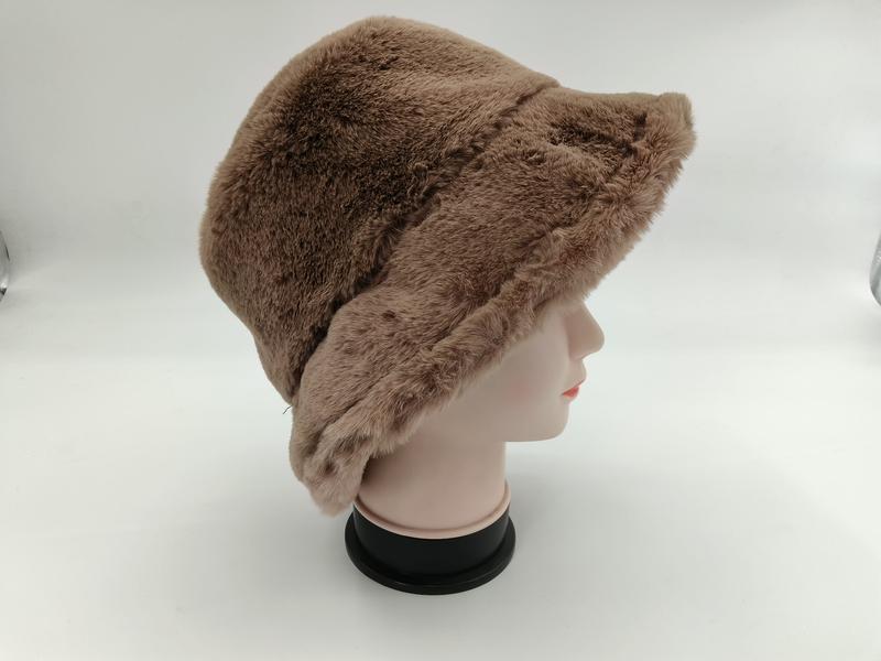 Bob fausse fourrure taupe brun porté sur mannequin