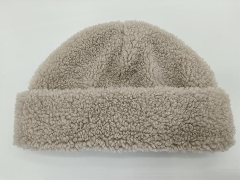 Bonnet sherpa beige à revers replié